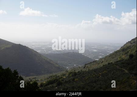 Vue aérienne sur le parc national vert Monti Aurunci avec des plantations d'oliviers près de Fondi, Lazio, Italie en automne Banque D'Images