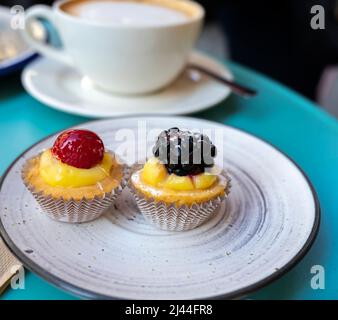 Deux petits gâteaux aux fruits italiens avec baies fraîches à bord Banque D'Images