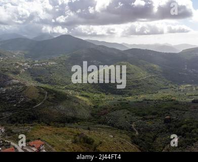 Vue aérienne sur le parc national vert Monti Aurunci avec des plantations d'oliviers près de Fondi, Lazio, Italie en automne Banque D'Images