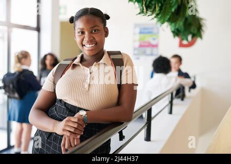 C'est parti pour la journée d'école. Photo d'une jeune fille debout dans le couloir de l'école pendant la journée. Banque D'Images