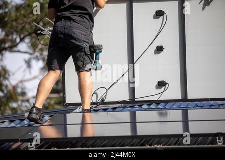Installation de panneaux solaires sur le toit d'une maison de Sydney montrant l'arrière du panneau solaire PV,Sydney,Australie Banque D'Images