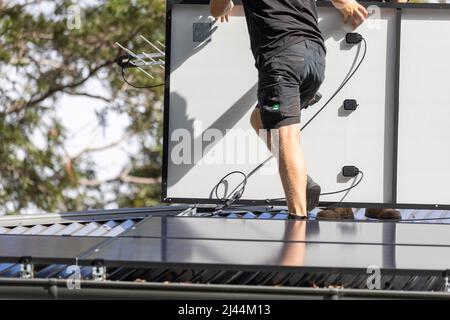 Installation de panneaux solaires sur le toit d'une maison de Sydney montrant l'arrière du panneau solaire PV,Sydney,Australie Banque D'Images