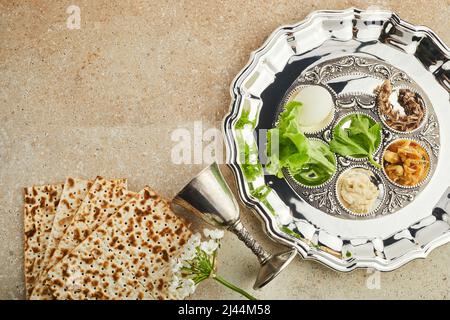 Assiette de Pâque Seder avec cuisine traditionnelle ontravertin fond de pierre Banque D'Images