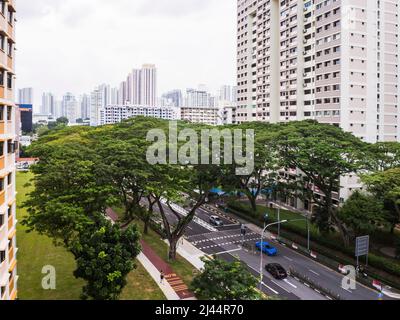 Circulation légère sur les routes dans un quartier résidentiel de Singapour. Banque D'Images