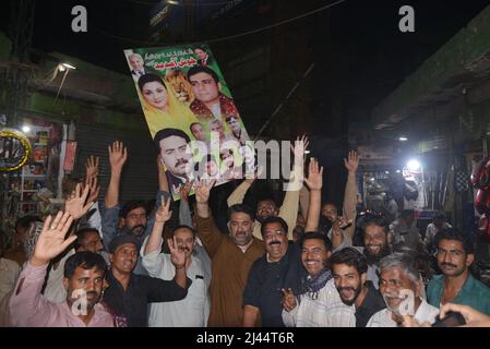 Lahore, Punjab, Pakistan. 11th avril 2022. Les partisans pakistanais de la Ligue musulmane du Pakistan (PMLN) et le nouveau Premier ministre pakistanais Shehbaz Sharif, se réunissent pour célébrer près de leur bureau du parti à Lahore. Le 11 avril 2022, les législateurs pakistanais ont élu Shehbaz Sharif au poste DE NOUVEAU Premier ministre DU pays EN 23rd après l'éviction d'Imran Khan, qui a démissionné le week-end de son siège à l'Assemblée nationale, ainsi que de la plupart des membres de son parti avant le vote. (Credit image: © Rana Sajid Hussain/Pacific Press via ZUMA Press Wire) Banque D'Images