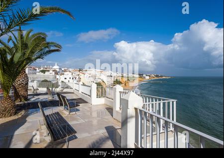 Paysage urbain à la Promenade Dr Frutuoso da Silva, Albufeira, Algarve, Portugal, Europe Banque D'Images