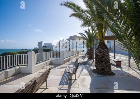 Paysage urbain à la Promenade Dr Frutuoso da Silva, Albufeira, Algarve, Portugal, Europe Banque D'Images