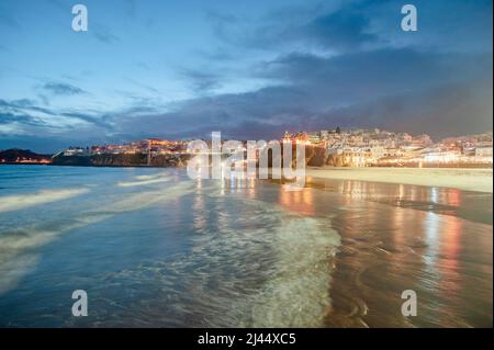 Paysage urbain nocturne avec la plage des pêcheurs, Praia dos Pescadores, Albufeira, Algarve, Portugal, Europe Banque D'Images