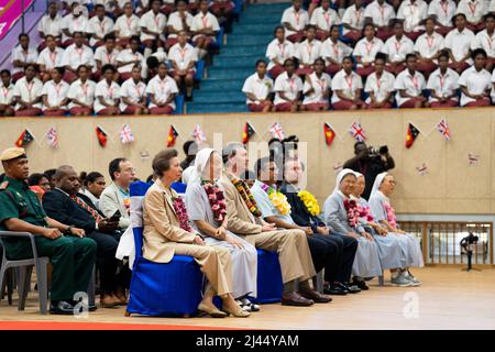 La Princesse Royale observe une performance d'élèves en robe traditionnelle lors d'une visite à l'école secondaire technique Caritas, une école d'internat pour 700 élèves dirigée par l'Église catholique de Port Moresby, le deuxième jour du voyage royal en Papouasie-Nouvelle-Guinée au nom de la Reine, En célébration du Jubilé de platine. Date de la photo: Mardi 12 avril 2022. Banque D'Images