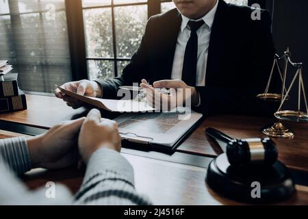 Les clients viennent demander conseil à l'avocat du bureau pour obtenir des conseils au sujet de la loi concernant les violations de la vie privée. Banque D'Images