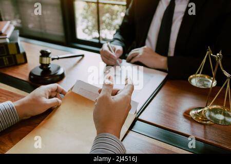 Les clients viennent demander conseil à l'avocat du bureau pour obtenir des conseils au sujet de la loi concernant les violations de la vie privée. Banque D'Images