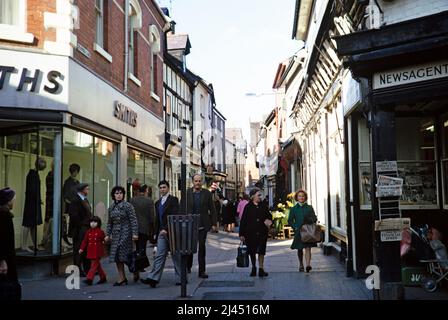 Personnes marchant le long de l'étroite rue piétonne médiévale Drapers Lane dans le centre-ville de York, Yorkshire, Angleterre, Royaume-Uni 1975 Banque D'Images