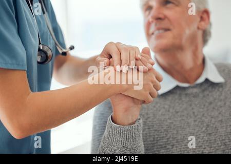 Ici pour vous. Dose rognée d'un médecin méconnaissable offrant son soutien au patient dans un temps difficile. Banque D'Images