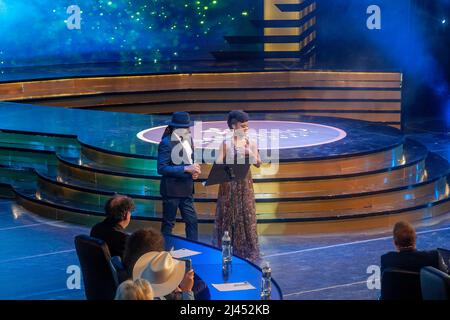 La chanteuse finaliste Diana Enrique se présentant avec Pedrito Calvo sur la scène de la salle Avellaneda au Théâtre national de Cuba. Le San Remo Musi Banque D'Images