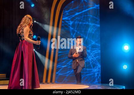 La finaliste Aynelis Victores (à gauche) se présentant avec Duany Ramos sur la scène de la salle Avellaneda au Théâtre national de Cuba. La musique de San Remo Banque D'Images