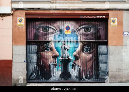 Madrid, Espagne - 4 octobre 2021 : graffiti peint sur la porte de garage dans les lamabies Banque D'Images