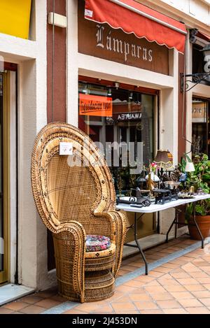 Madrid, Espagne - 4 octobre 2021 : magasins d'antiquités traditionnels sur le marché El Rastro dans le quartier d'Embajadores Banque D'Images