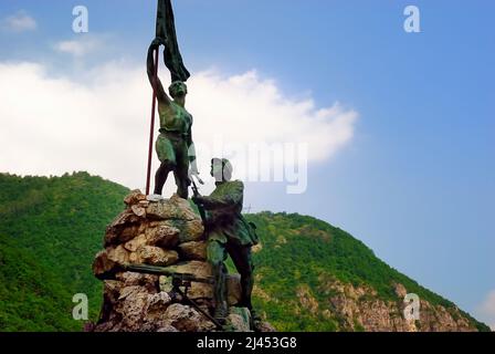 Vénétie, Italie. Valstagne est un village dans la vallée de Valsugana. Le Monument aux morts de la Grande Guerre.   Vénétie, Italie. Valstagna è un villaggio della Valsugana, il monumento ai caduti della Grande Guerra. Banque D'Images