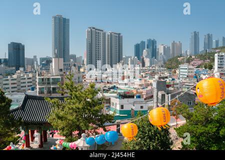 Busan, Corée - 8 avril 2022 : vue panoramique de la ville de Haeunjeongsa depuis le temple de Haeunjeongsa Banque D'Images