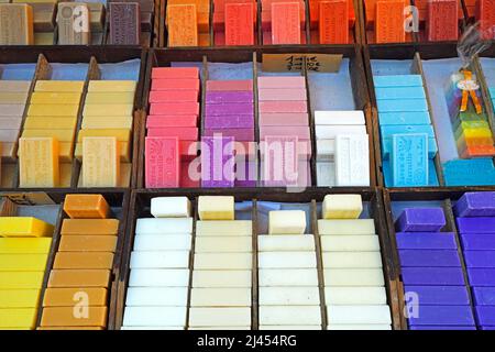 Handgemachte Seifen, Markt auf dem cours Saleya, Innenstadt, Nizza, Département Alpes-Maritimes, région Provence-Alpes-Côte d'Azur, Frankreich Banque D'Images