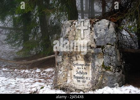 Vénétie, Italie, plateau d'Asiago : cimetière de guerre austro-hongrois de Val Galmarara.   Vénétie, Italie. Altopiano di Asiago o dei Sette Comuni. Il cimitero di guerra austro-Ungarico di Valgalmarara. Banque D'Images