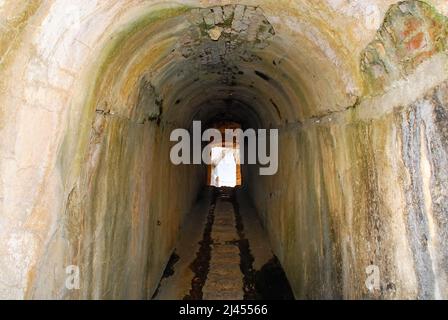 Vénétie, Italie. Plateau d'Asiago, fort Corbin, fortification italienne qui défendait le Val d'Astico. À la fin de la guerre, il a été dépoiné de toutes les parties métalliques.   Vénétie, Italie, Altopiano di Asiago o dei Sette Comuni. Forte Corbin, una fortificazione italiana a difesa della Val d'Astico. Alla fine della guerra fu spogliato di tutte le parti metaliche. Banque D'Images