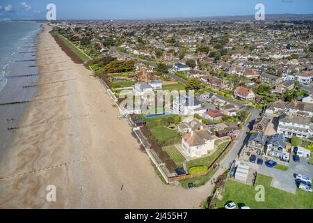 Village de Preston est en bord de mer et plage dans West Sussex sur la côte sud de l'Angleterre, photo aérienne. Banque D'Images