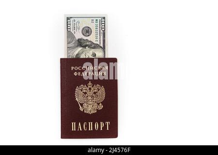 Dollars américains, des billets de 100 dollars sont dans le passeport de la Fédération de Russie, gros plan sur un fond blanc. Photo de haute qualité Banque D'Images