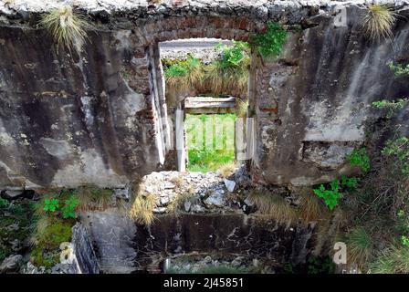 Vénétie, Italie. Plateau d'Asiago, fort Corbin, fortification italienne qui défendait le Val d'Astico. À la fin de la guerre, il a été dépoiné de toutes les parties métalliques.   Vénétie, Italie, Altopiano di Asiago o dei Sette Comuni. Forte Corbin, una fortificazione italiana a difesa della Val d'Astico. Alla fine della guerra fu spogliato di tutte le parti metaliche. Banque D'Images