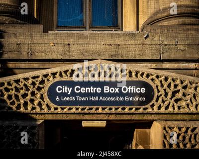 Gros plan du panneau de porte de l'entrée accessible en fauteuil roulant à l'hôtel de ville de Leeds. Leeds, West Yorkshire, Royaume-Uni. Banque D'Images