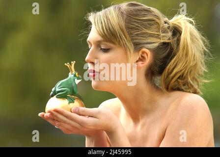 Junge blond Frau küsst einen Frosch mit Krone, Froschkönig, Banque D'Images