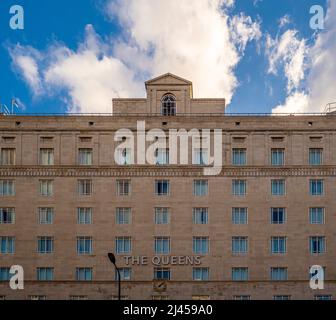 Façade extérieure de style classique et dépouillée du Queens Hotel à City Square, Leeds. West Yorkshire. ROYAUME-UNI Banque D'Images