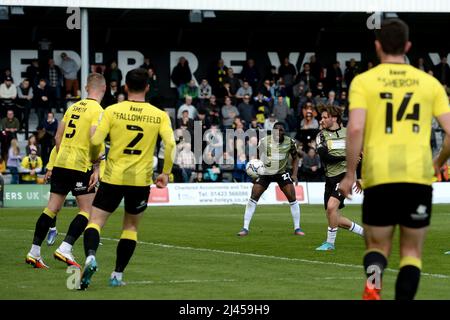 Noah Chilvers de Colchester United marque son deuxième objectif pour faire le scoreline 1-2 - Harrogate Town / Colchester United, Sky Bet League Two, GNC Stadium, Harrogate, Royaume-Uni - 2nd avril 2022 usage éditorial uniquement - restrictions DataCo applicables Banque D'Images