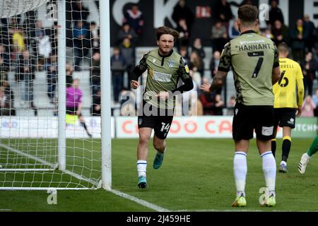 Noah Chilvers de Colchester United fête son deuxième but de marquer le scoreline 1-2 - Harrogate Town / Colchester United, Sky Bet League Two, GNC Stadium, Harrogate, Royaume-Uni - 2nd avril 2022 usage éditorial uniquement - restrictions DataCo applicables Banque D'Images