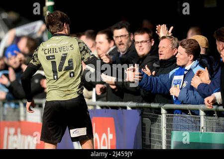 Noah Chilvers de Colchester United fête ses fans - Harrogate Town / Colchester United, Sky Bet League Two, GNC Stadium, Harrogate, Royaume-Uni - 2nd avril 2022 usage éditorial exclusif - restrictions DataCo applicables Banque D'Images