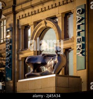 Une sculpture en bronze appelée Recliner Woman : Elbow par Henry Moore devant la Leeds Art Gallery. ROYAUME-UNI Banque D'Images