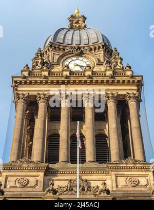 Horloge de l'hôtel de ville de Leeds vue contre un ciel bleu. Leeds. West Yorkshire.UK Banque D'Images