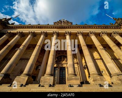 Colonnes corinthiennes du portique à l'entrée de la mairie de Leeds regardant vers le haut vers un ciel bleu. West Yorkshire. ROYAUME-UNI Banque D'Images