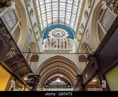 Plafond intérieur à voûte pointue du Victorian, Thornton's Arcade, dans le quartier Victoria de Leeds. West Yorkshire. ROYAUME-UNI. Banque D'Images