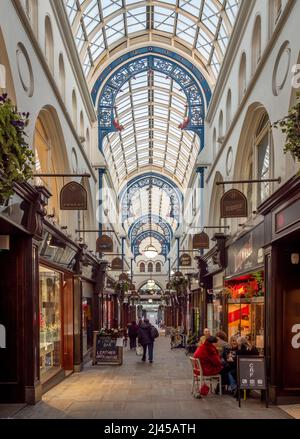 Les amateurs de shopping se trouvent dans Thornton's Arcade, dans le quartier commerçant de Victoria Quarter, à Leeds, dans le West Yorkshire. ROYAUME-UNI Banque D'Images