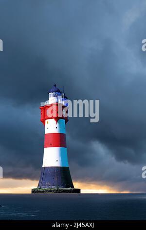 Der Leuchtturm Roter Sand vor einem Gewitter, Himmel, dunkler Himmel, Wesermündung, Aussenweser,Außenweser, Leuchtfeuer, Turm, Historischer Leuchttur Banque D'Images