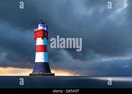 Der Leuchtturm Roter Sand vor einem Gewitter, Himmel, dunkler Himmel, Wesermündung, Aussenweser,Außenweser, Leuchtfeuer, Turm, Historischer Leuchttur Banque D'Images