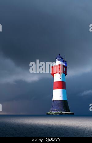 Der Leuchtturm Roter Sand vor einem Gewitter, Himmel, dunkler Himmel, Wesermündung, Aussenweser,Außenweser, Leuchtfeuer, Turm, Historischer Leuchttur Banque D'Images