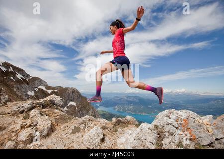 France, département des Hautes-Alpes (haute-Alpes françaises), serre-Poncon (sud-est de la France) : remorque Laurie Phai en direction du pic du Morgon Banque D'Images