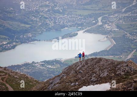 France, département des Hautes-Alpes (haute-Alpes françaises), serre-Poncon (sud-est de la France) : deux remorques, Laurie Phai et Nathan Richard, se dirigeant vers Banque D'Images