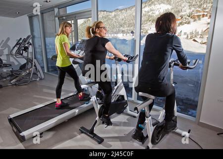 Département des Hautes-Alpes (Alpes françaises), Montgenevre (sud-est de la France) : illustration, une journée dans un spa et centre de remise en forme, séance de remise en forme avec frien Banque D'Images