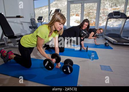 Département des Hautes-Alpes (Alpes françaises), Montgenevre (sud-est de la France) : illustration, une journée dans un spa et centre de remise en forme, séance de remise en forme avec frien Banque D'Images
