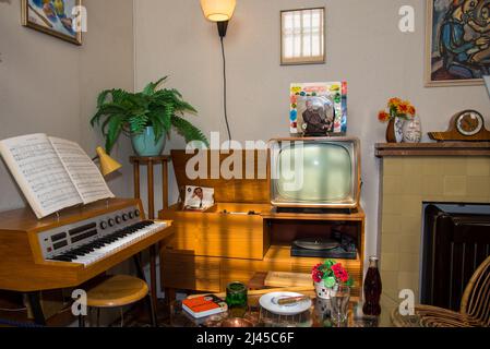 Hoorn, pays-Bas, avril 2022. L'intérieur d'un salon hollandais de 1950s. Photo de haute qualité Banque D'Images