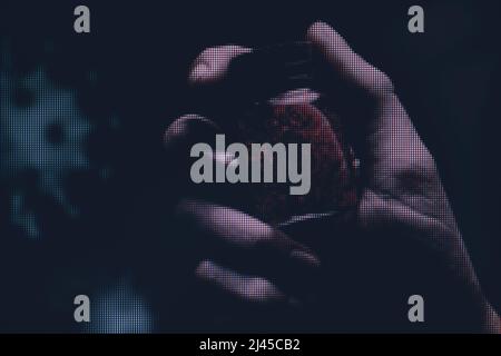 Femme tenant la main dans la cellule de bouteille de division. Vue Macro. Gros plan du pixel. Banque D'Images