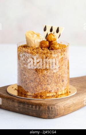 Gâteau croquant sur fond blanc. Gâteau avec croquant et crème. Produits de boulangerie. Gros plan Banque D'Images